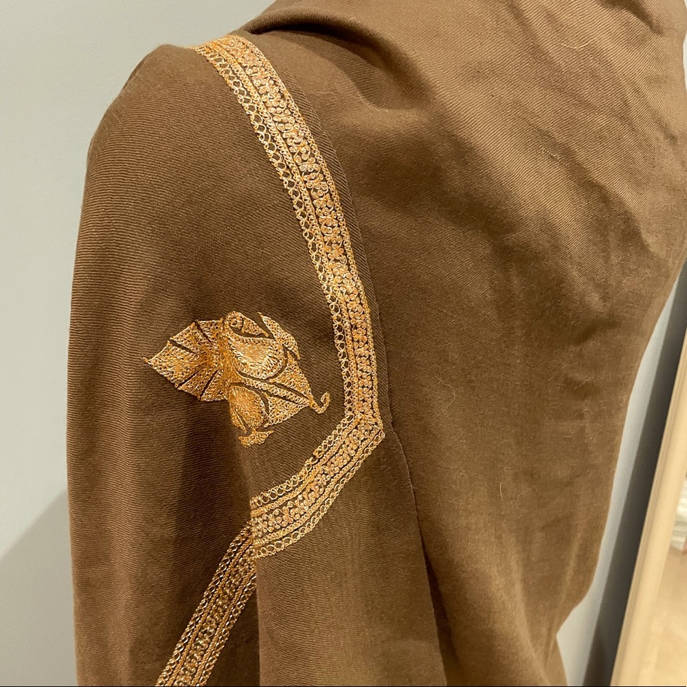 Large wool wrap with gold embroidery - Picture 3 of 5